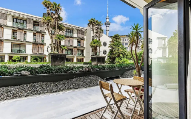 Spacious Viaduct Studio + Free Parking!