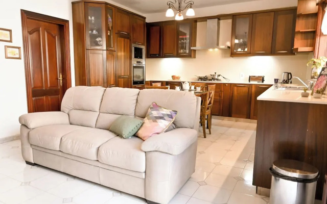 Mediterranea Sunny Maltese Townhouse