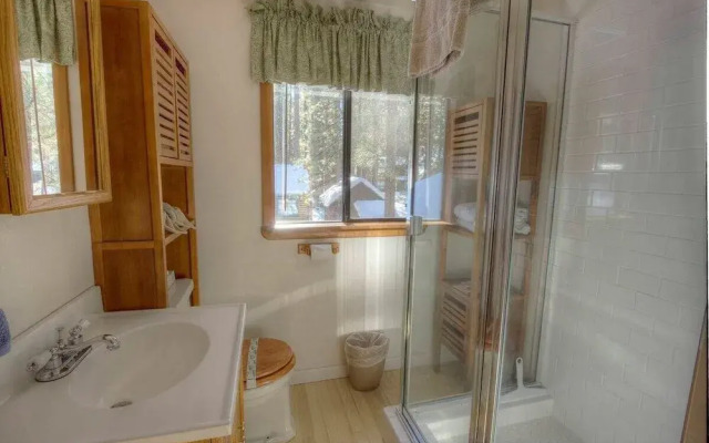 Breezy Pines Cabin 4 Bedroom Home by RedAwning