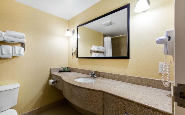 Gateway Hotel & Suites, an Ascend Collection Hotel