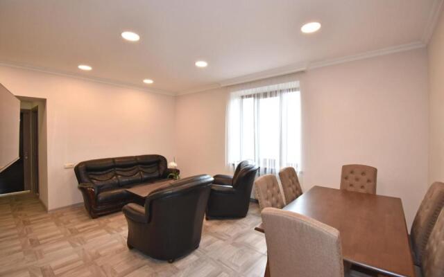 2 bedroom apartment, quiet and spacious