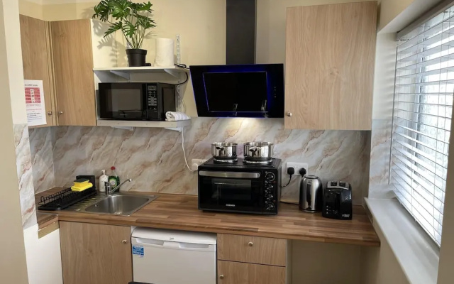 Spacious one Bedroom Apartment With Free Parking