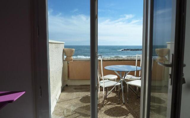 Charmant T 2 vue mer pied dans l'eau