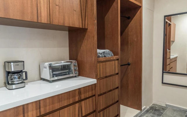 Luxurious Stylish 3BR Apartment Exceptional Location Private Pool Uncovered Patio