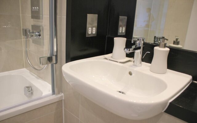 The Station Suite (Peymans)