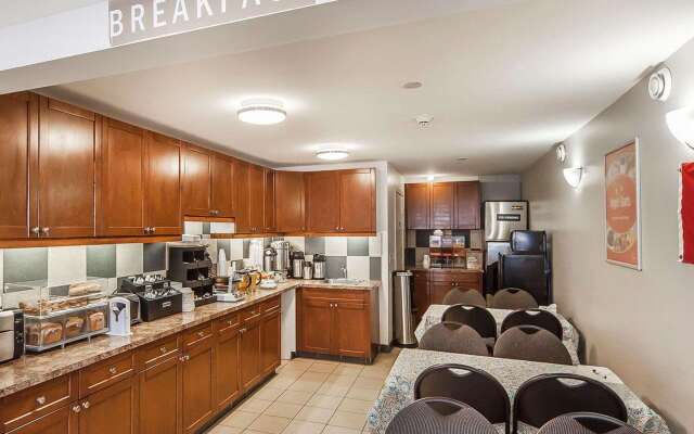 Econo Lodge Inn & Suites