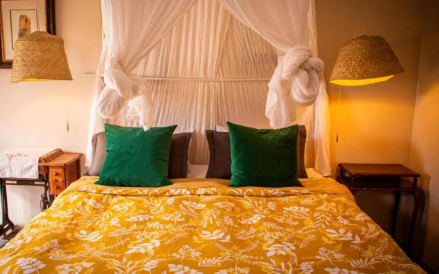 Ebonymoon Guest House and Studio