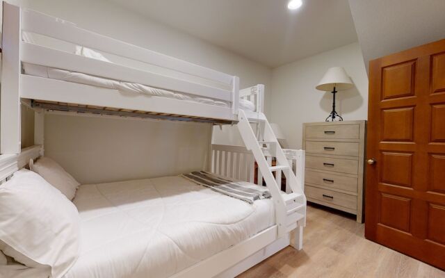 Timbers 6 Updated and Pet-Friendly, Private Jacuzzi, Private Garage by RedAwning