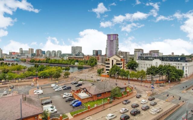 Plush Apartment in Manchester Near IWM North