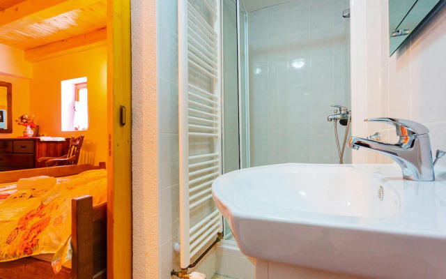 Holiday house Jucinovi Dvori, Starigrad Paklenica with pool