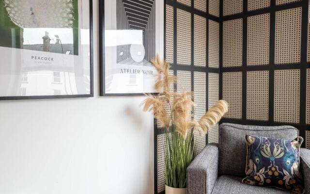 Luxe 3BR Great Central Apartment City View Near Sheffield