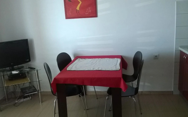 Markle - Swimming Pool and Sunbeds - A3