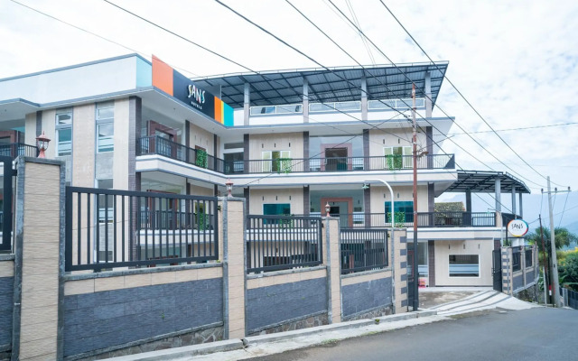 Sans Hotel Queen Batu