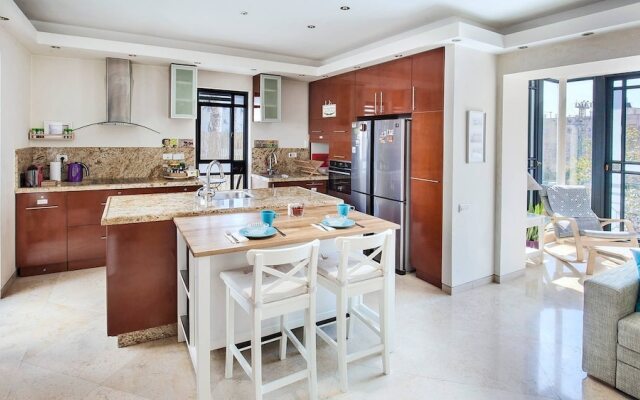 Elegant And Inviting - Greekgerman Colony