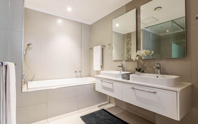 Sandton Smart Apartment Thirteen