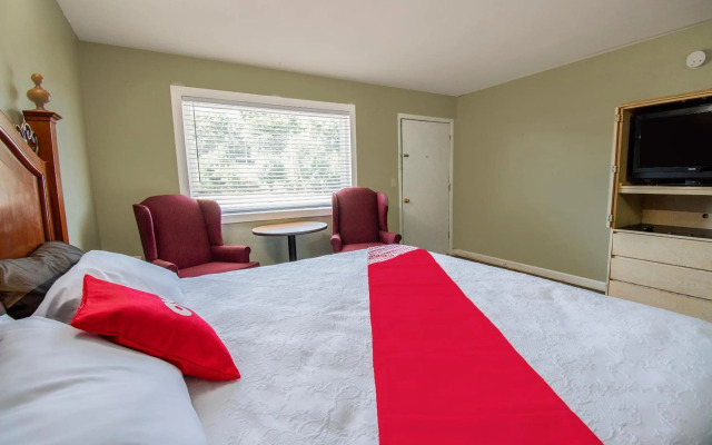 OYO Hotel Calhoun, GA I-75