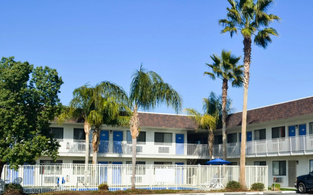 Motel 6 Lost Hills, CA