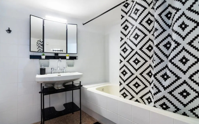 Hippy Decorated 2 Bedrooms Apartment