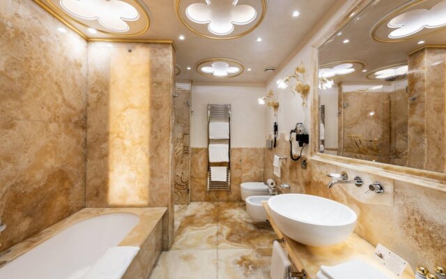 Monaco & Grand Canal Hotel