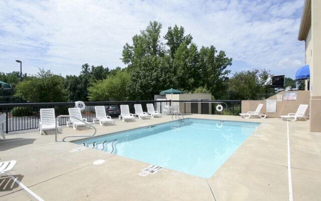 Holiday Inn Express SHELBY @ HWY 74