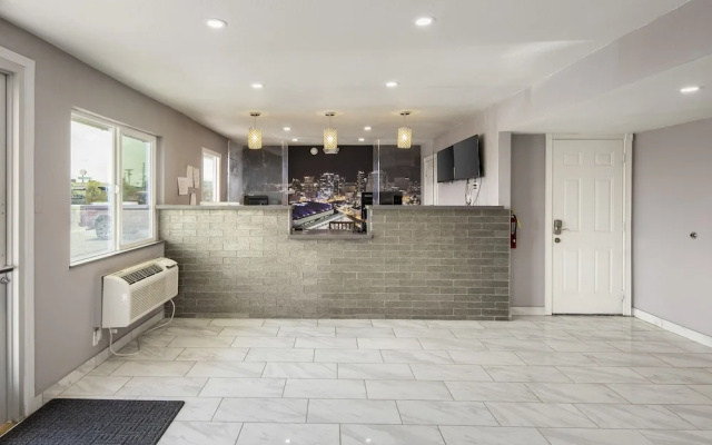 Super 8 by Wyndham Phoenix West