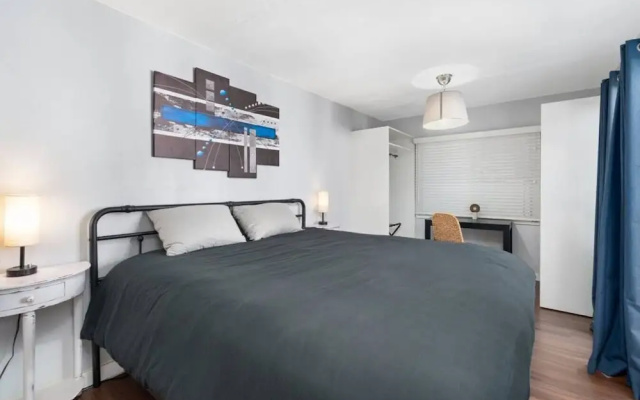 Centra Phoenix House Kingbed
