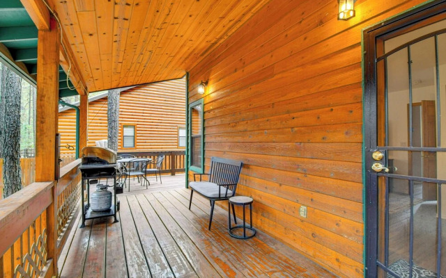 Pet-friendly Cabin w/ Fire Pit in Pinetop!