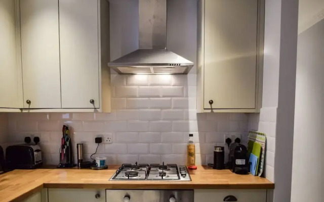 Fantastic 2 Bedroom Shepherds Bush Garden Flat