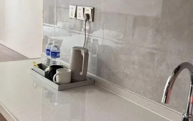 Mingren Hotel (Zhengzhou East High-speed Railway Station)