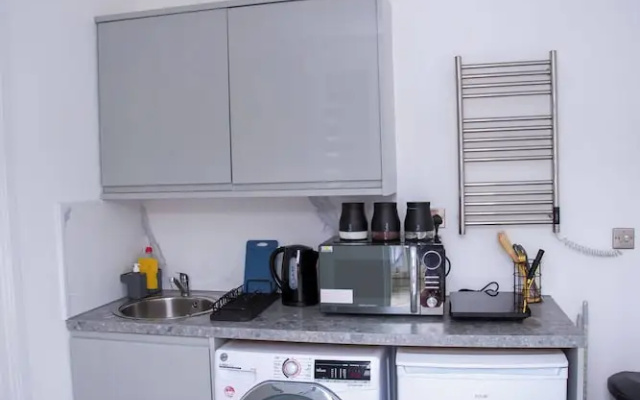 Modern 1 Bedroom Apartment in Quiet Tilbury Town