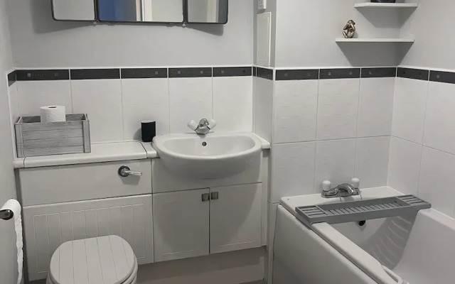 2 Bed Flat - Sleeps 4 - Pets - Parking - Wifi