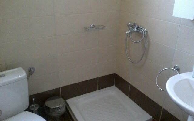 Harris Studios & Apts