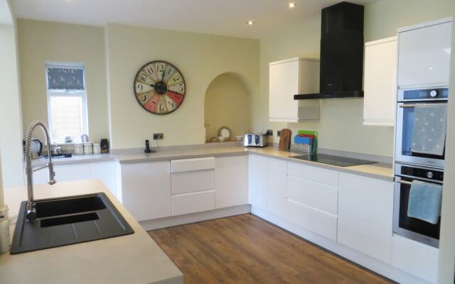 Seaside Retreat Superb Quality Family House
