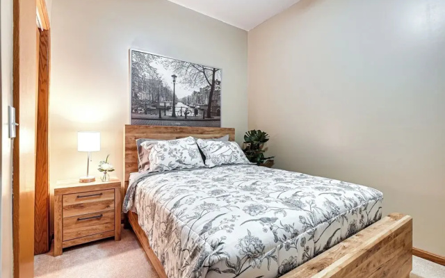 Apple Valley Home, Shared Golf Course On-site