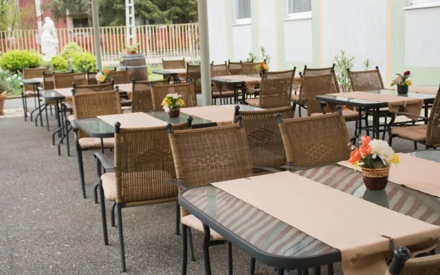 Komfort Hotel Platán