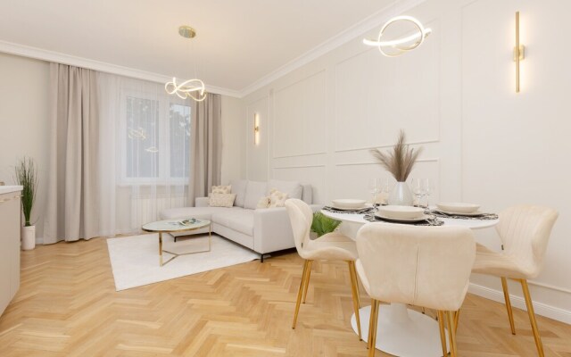 Bitwy Warszawskiej Apartment by Renters