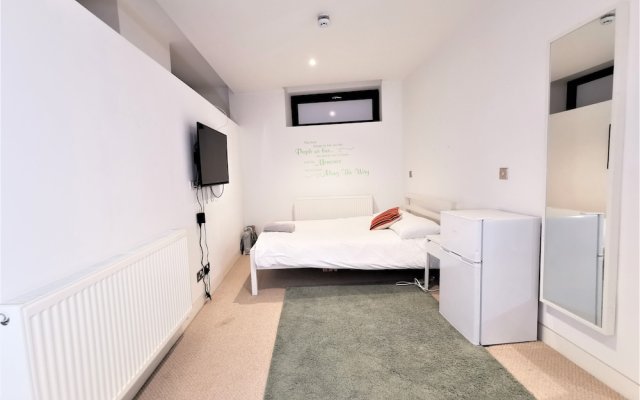 Spacious Double Room with en-suite - 1b