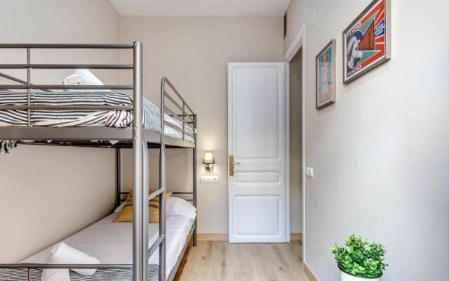 Renovated & Classic 3-Bedroom Sagrada Familia Apt.