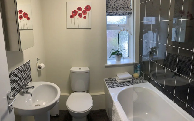 Beachside Home - Sleeps 5, Garden, Parking & Pets