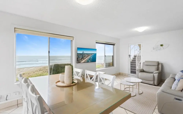 Wake to Waves in Spacious 3-bed Beachfront Unit