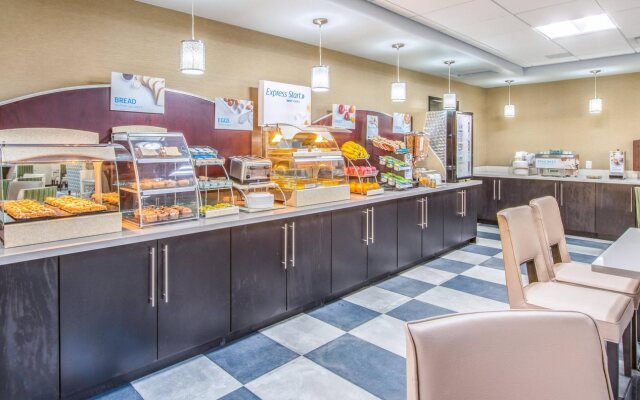 Holiday Inn Express & Suites Shawnee-Kansas City West by IHG