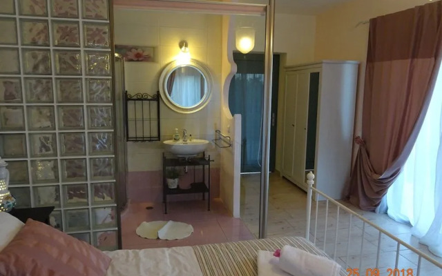 Artist's Villa Red Rose