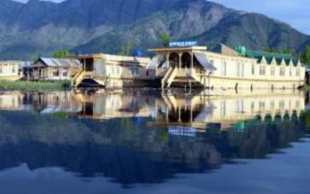 Houseboat Appolo Eight