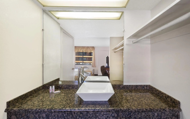 Travelodge by Wyndham Reno Downtown