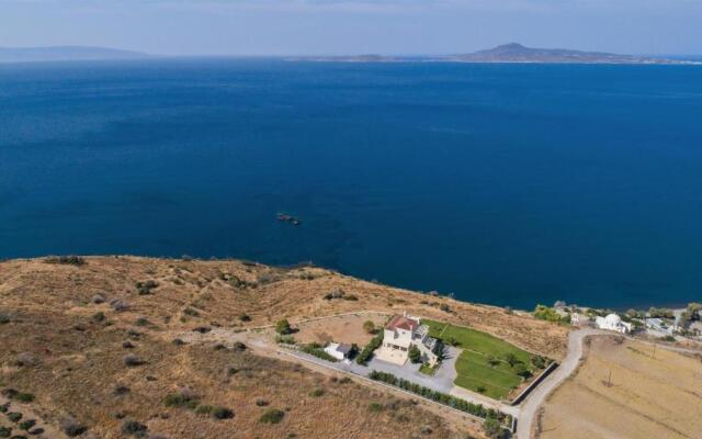 Villa Itis Luxury Suite with Balcony, Panoramic View & Jacuzzi