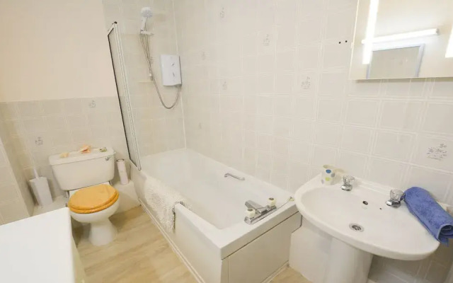 Clifton Court Apt 16 With Heated Pool