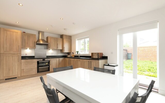 5 Bed House - Sleeps 9 - Pets - Garden - Parking