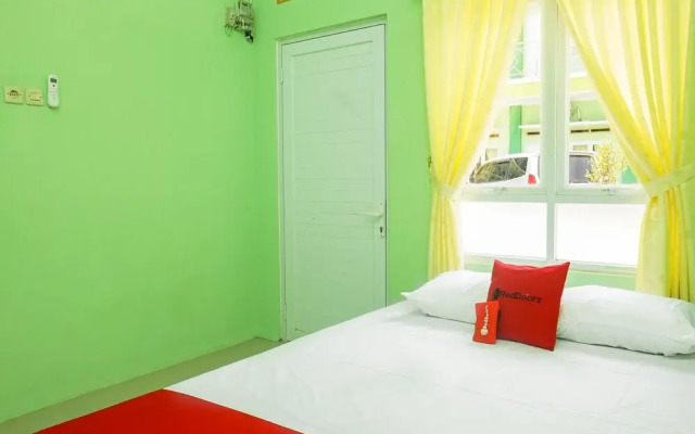 RedDoorz Syariah near Gor Panatayuda