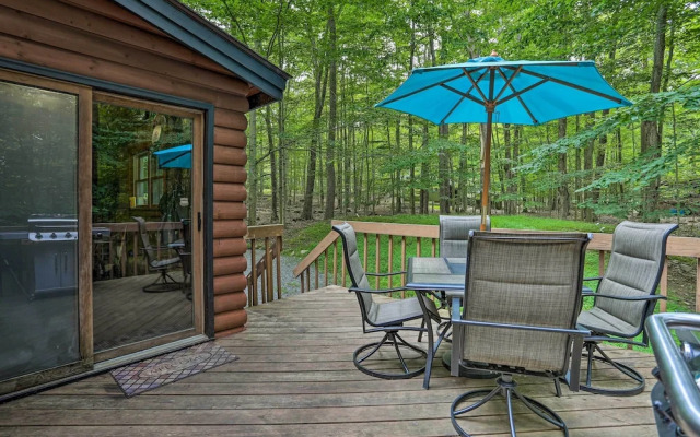 Pocono Log Cabin: Fireplace, Fire Pits & Amenities