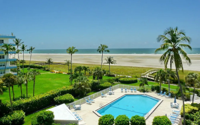 Cozy Beachfront Condo With Pool and Ocean Views